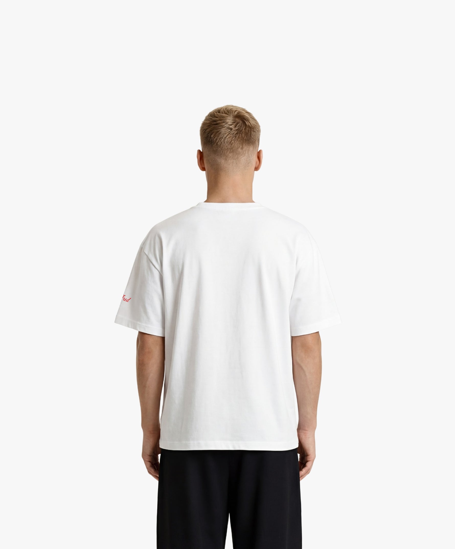 Vue de dos d’un homme portant un t-shirt oversize blanc Salut Fred avec motif Quai Branly de la collection Rues de France