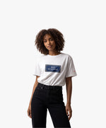 Vue de face d’une femme portant un t-shirt oversize blanc Salut Fred avec motif Rue de la Paix de la collection Rues de France