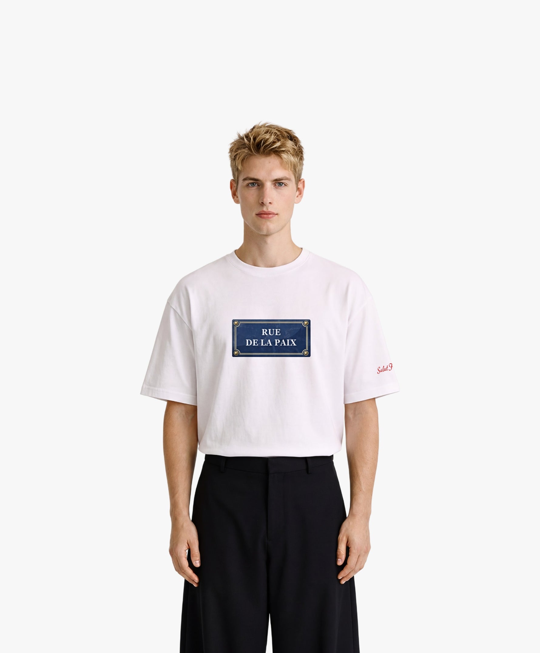 Vue de face d’un homme portant un t-shirt oversize blanc Salut Fred avec motif Rue de la Paix de la collection Rues de France