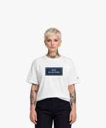 Vue de face d’une femme portant un t-shirt oversize blanc Salut Fred avec motif Rue Duquesne de la collection Rues de France