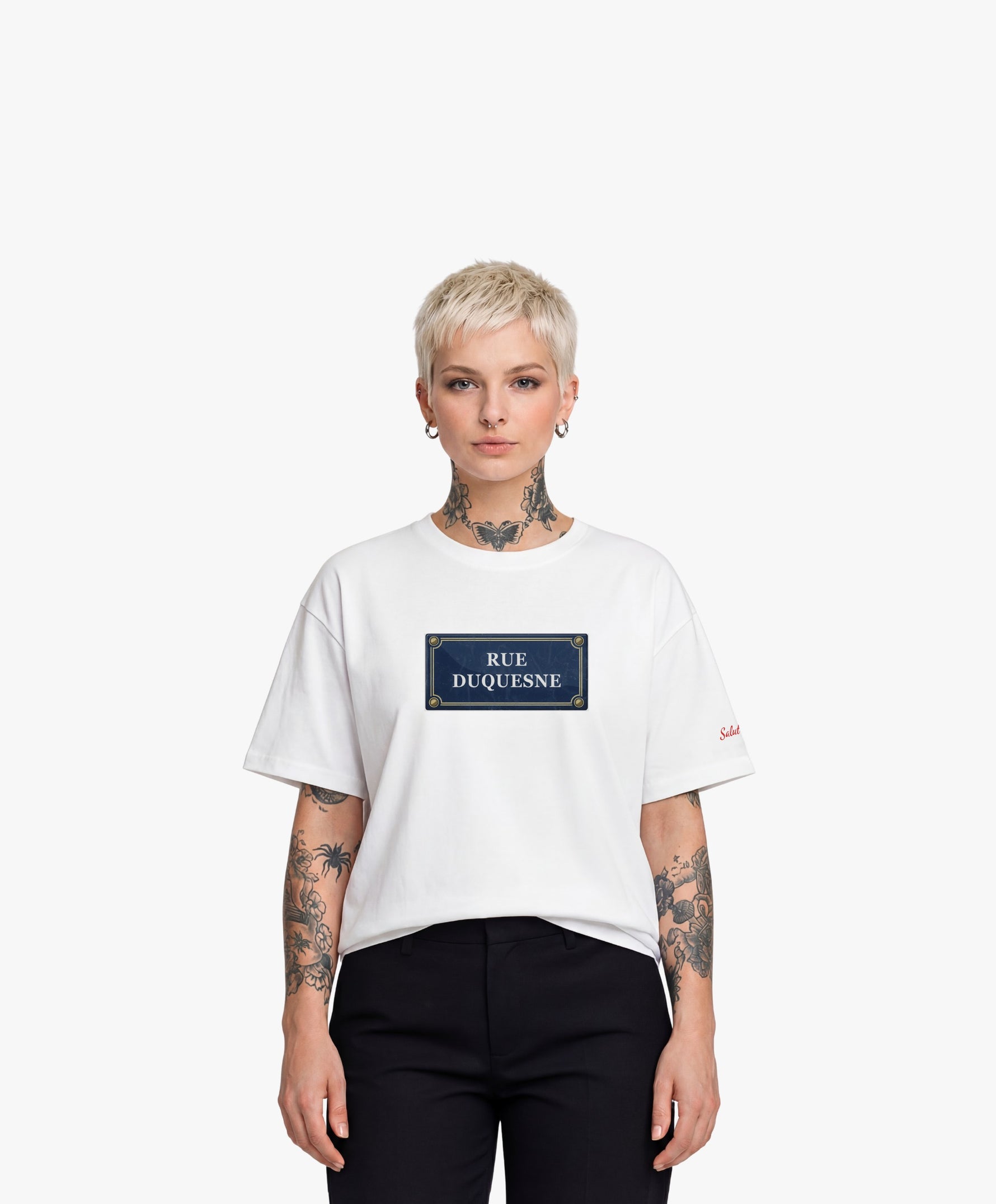 Vue de face d’une femme portant un t-shirt oversize blanc Salut Fred avec motif Rue Duquesne de la collection Rues de France