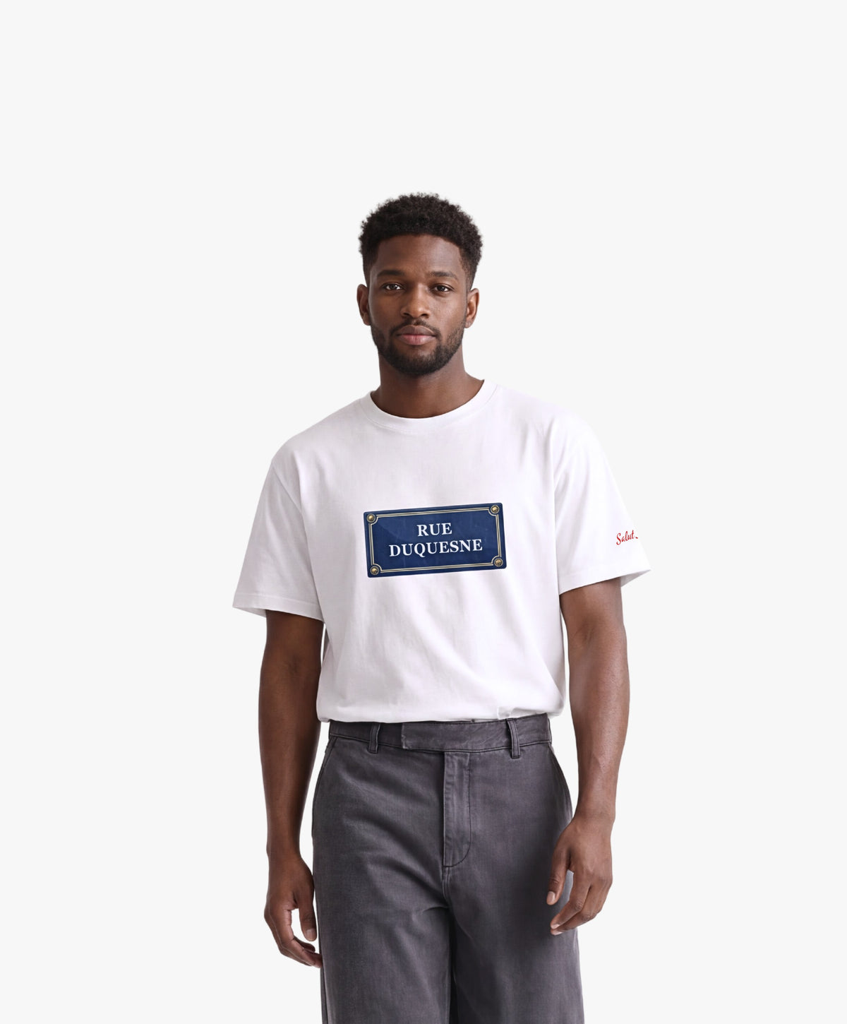 Vue de face d’un homme portant un t-shirt oversize blanc Salut Fred avec motif Rue Duquesne de la collection Rues de France