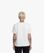 Vue de dos d’une femme portant un t-shirt oversize blanc Salut Fred avec motif Rue Duquesne de la collection Rues de France