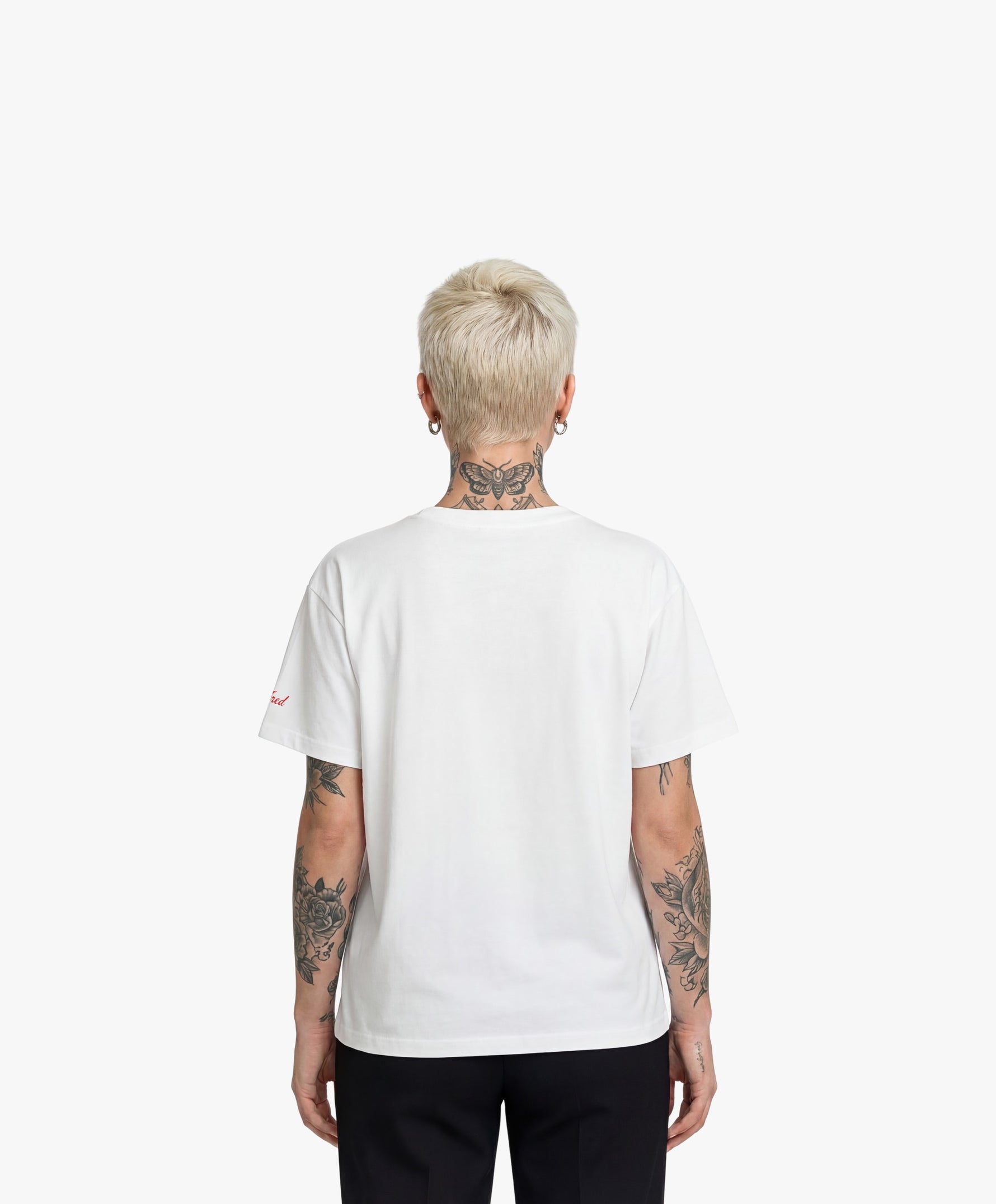 Vue de dos d’une femme portant un t-shirt oversize blanc Salut Fred avec motif Rue Duquesne de la collection Rues de France