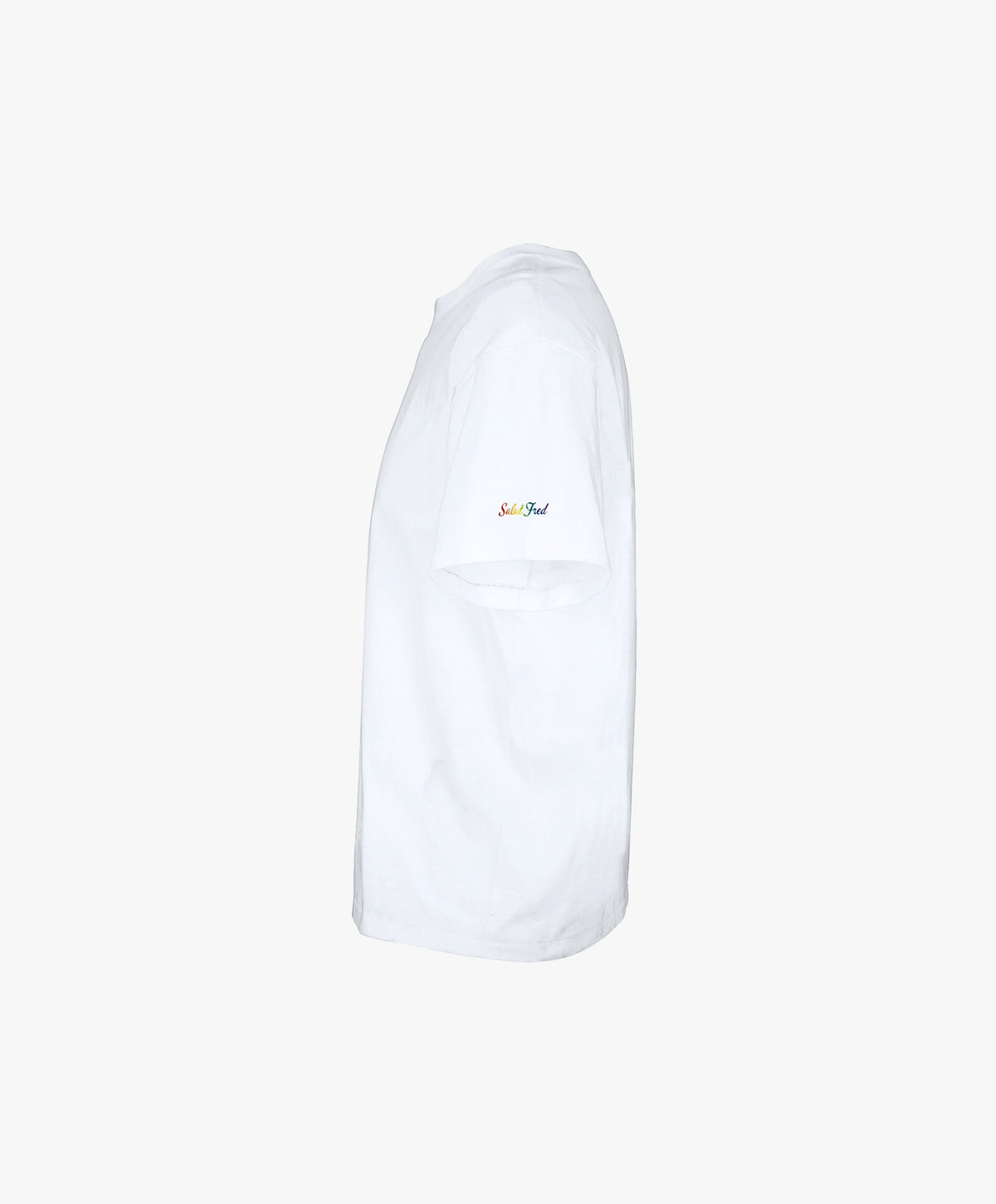 Vue côté gauche du t-shirt oversize blanc Salut Fred avec slogan multicolore imprimé au centre de la poitrine et logo Salut Fred arc-en-ciel sur la manche gauche