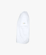 Vue côté gauche du t-shirt oversize blanc Salut Fred avec slogan multicolore imprimé au centre de la poitrine et logo Salut Fred arc-en-ciel sur la manche gauche