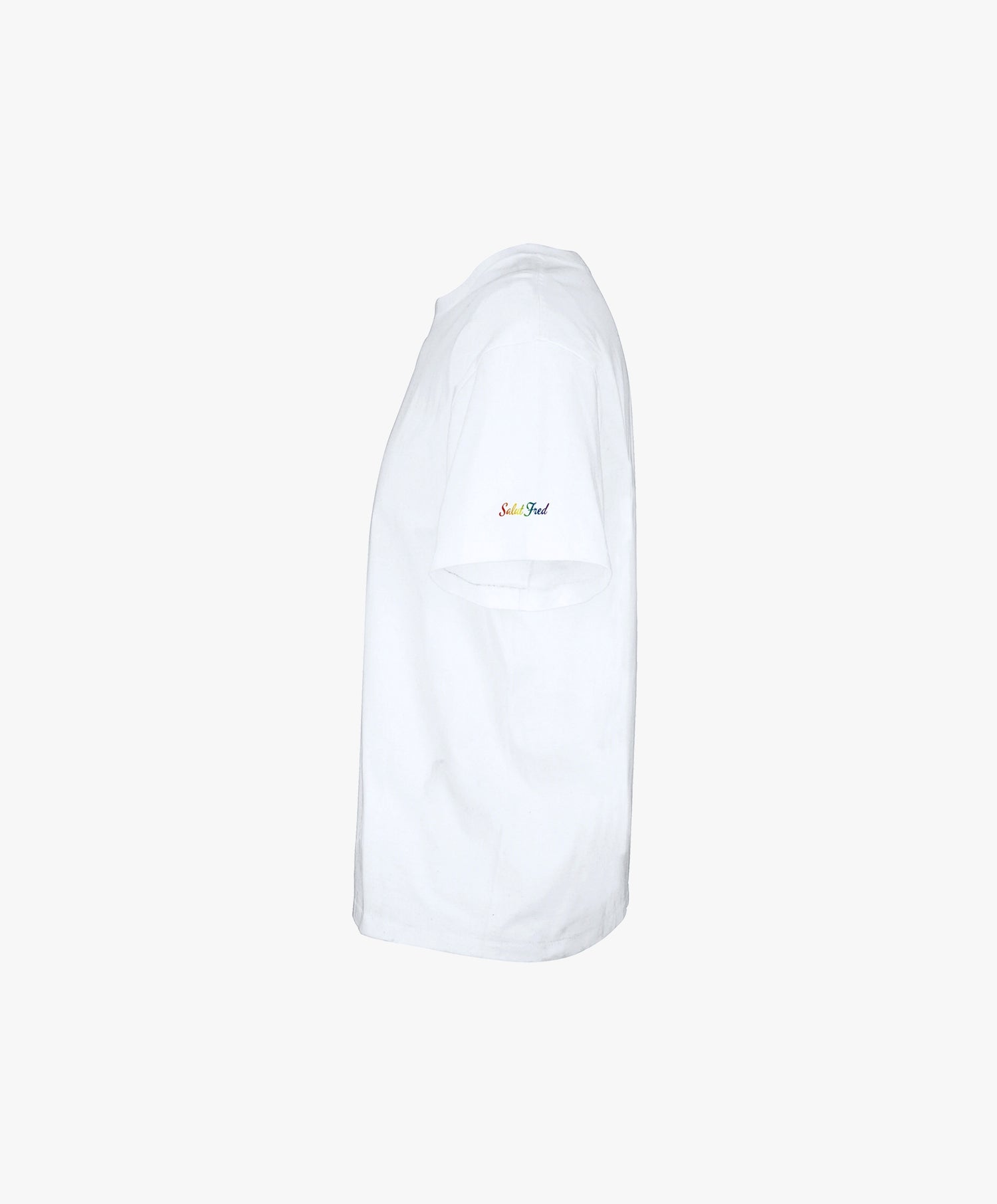 Vue côté gauche du t-shirt oversize blanc Salut Fred avec slogan multicolore imprimé au centre de la poitrine et logo Salut Fred arc-en-ciel sur la manche gauche