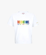 Vue de dos d’une femme portant un t-shirt oversize noir Salut Fred de la collection « This is not woke. You are just a dick. »