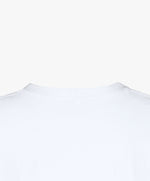 Vue extérieure du col du t-shirt oversize blanc Salut Fred de la collection « This is not woke. You are just a dick. »