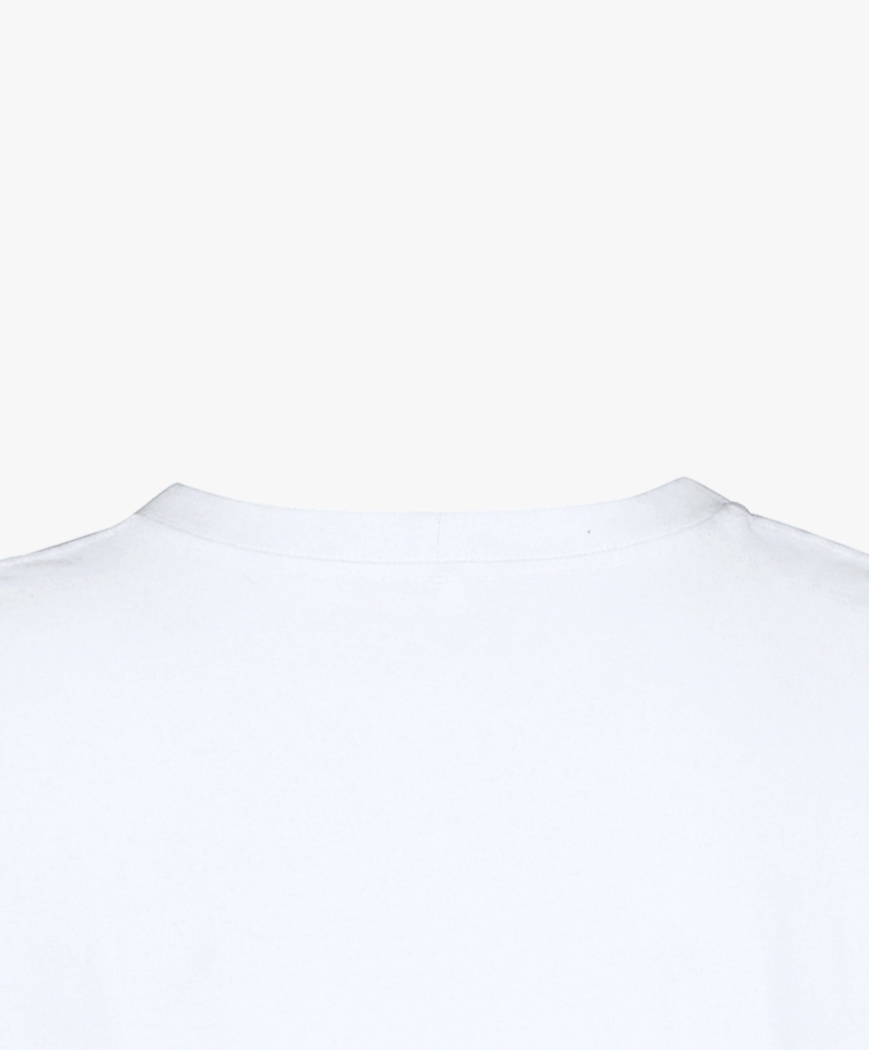 Vue extérieure du col du t-shirt oversize blanc Salut Fred de la collection « This is not woke. You are just a dick. »