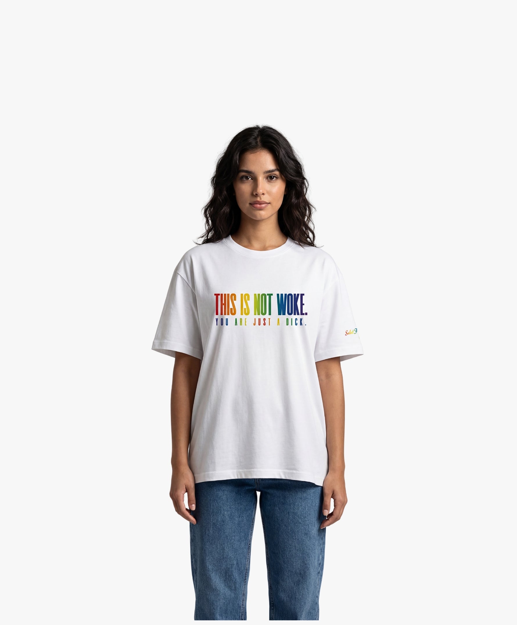 Vue de face d’une femme portant un t-shirt oversize blanc Salut Fred de la collection « This is not woke. You are just a dick. » avec slogan multicolore imprimé au centre de la poitrine et logo Salut Fred arc-en-ciel sur la manche gauche