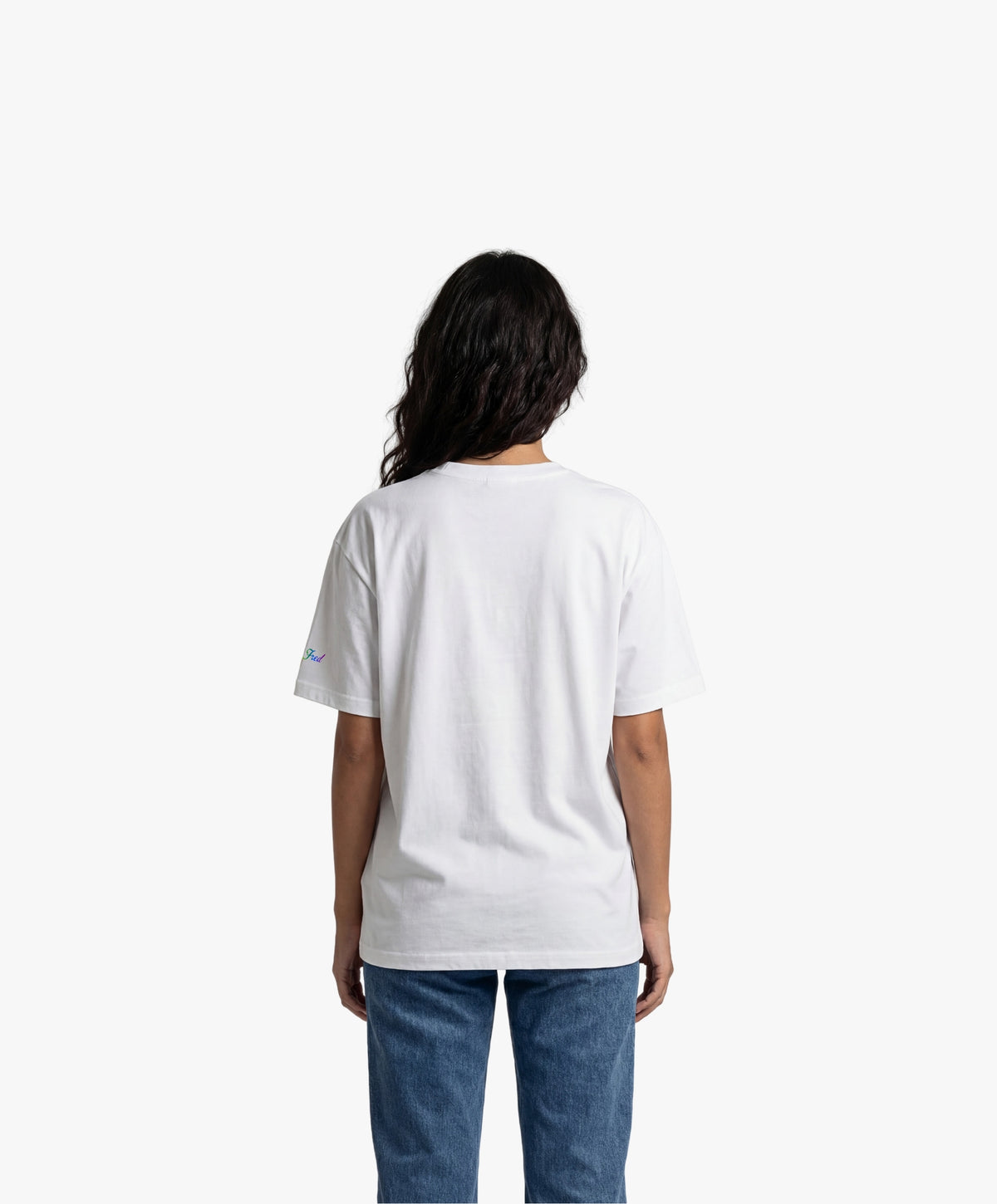 Vue de dos d’une femme portant un t-shirt oversize blanc Salut Fred de la collection « This is not woke. You are just a dick. »