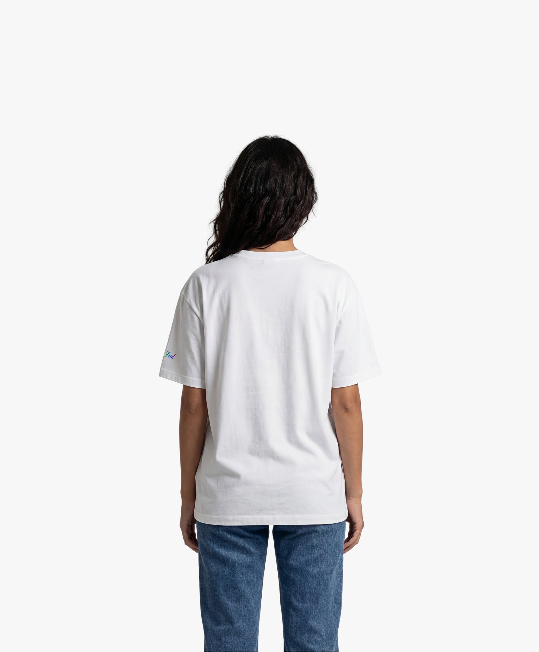Vue de dos d’une femme portant un t-shirt oversize blanc Salut Fred de la collection « This is not woke. You are just a dick. »