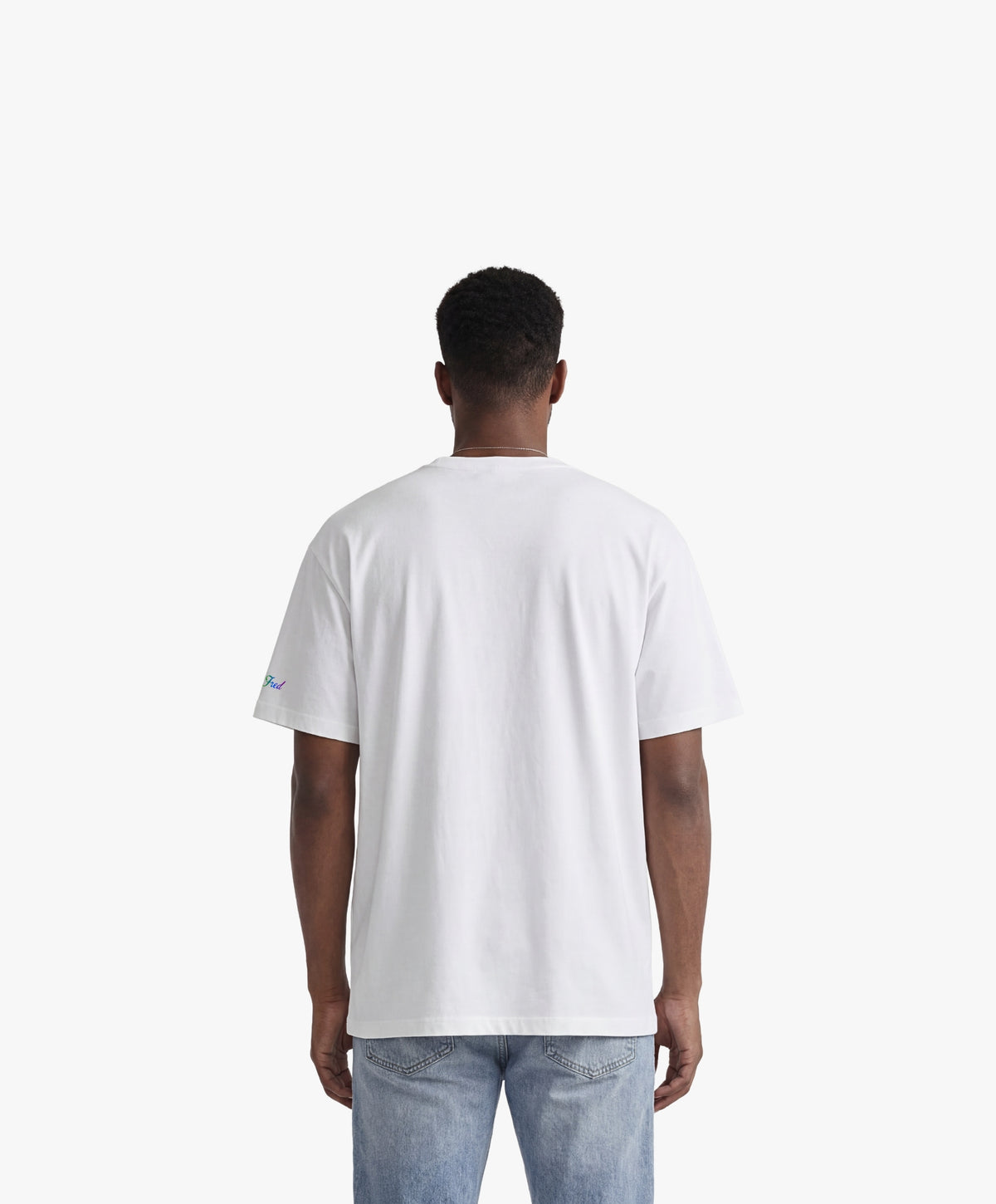 Vue de dos d’un homme portant un t-shirt oversize blanc Salut Fred de la collection « This is not woke. You are just a dick. »