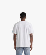 Vue de dos d’un homme portant un t-shirt oversize blanc Salut Fred de la collection « This is not woke. You are just a dick. »