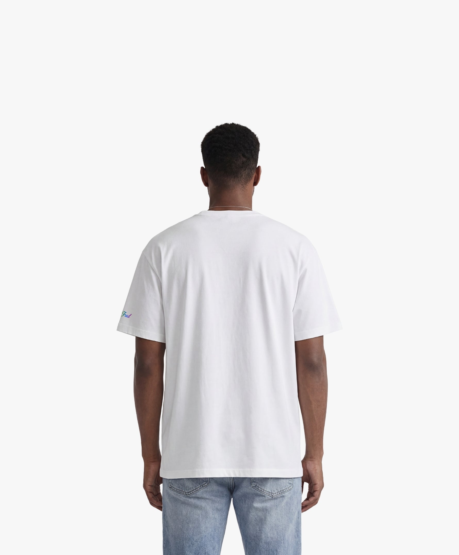 Vue de dos d’un homme portant un t-shirt oversize blanc Salut Fred de la collection « This is not woke. You are just a dick. »