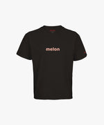 Vue de face du t-shirt oversize noir « Melon Melèche » avec texte imprimé « melon » centré sur la poitrine et logo Salut Fred sur la manche gauche.