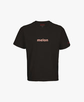Vue de face du t-shirt oversize noir « Melon Melèche » avec texte imprimé « melon » centré sur la poitrine et logo Salut Fred sur la manche gauche.