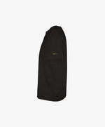 Vue côté gauche du t-shirt oversize noir Salut Fred avec logo Salut Fred arc-en-ciel imprimé sur la manche gauche