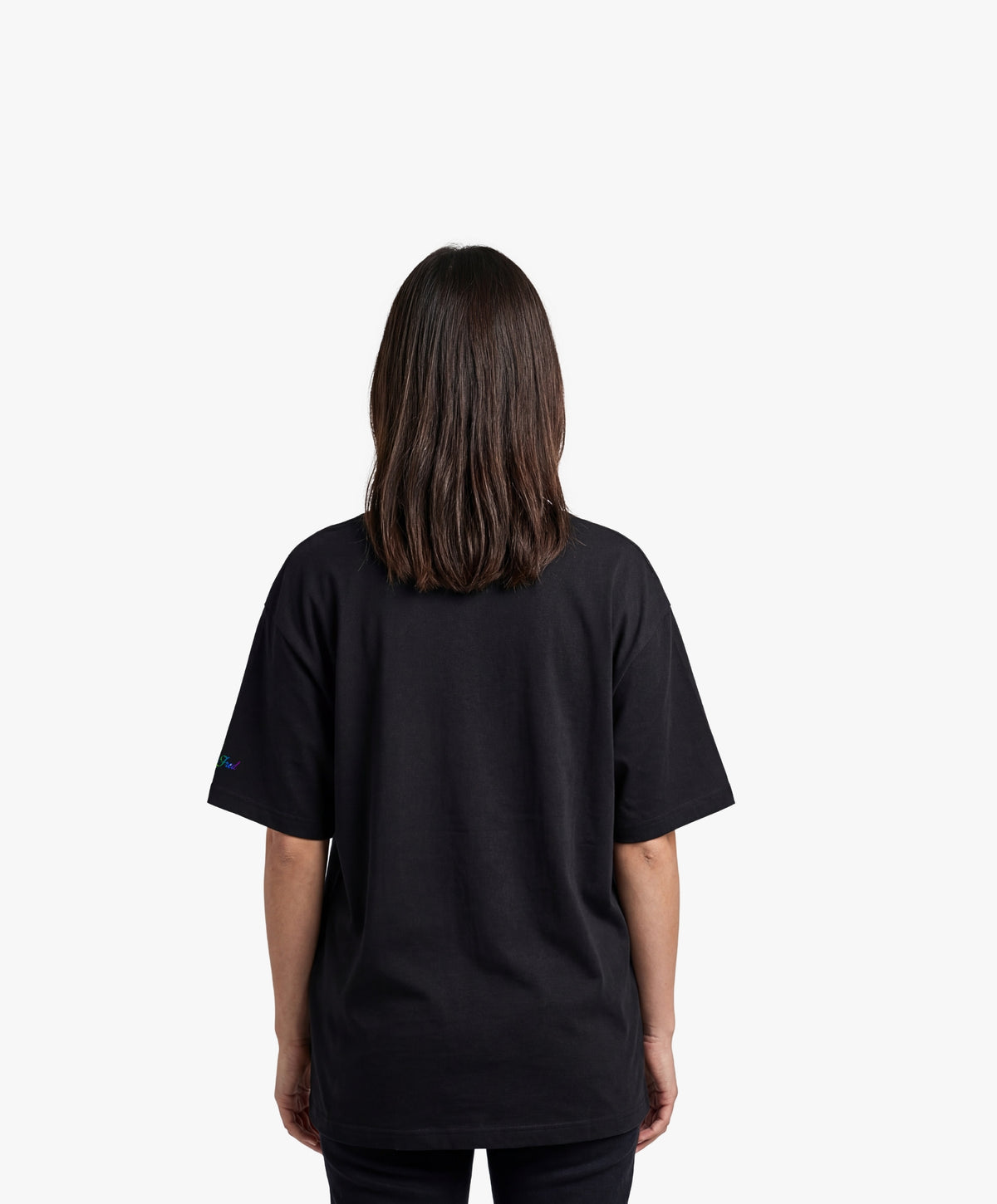 Vue de dos d’une femme portant un t-shirt oversize noir Salut Fred