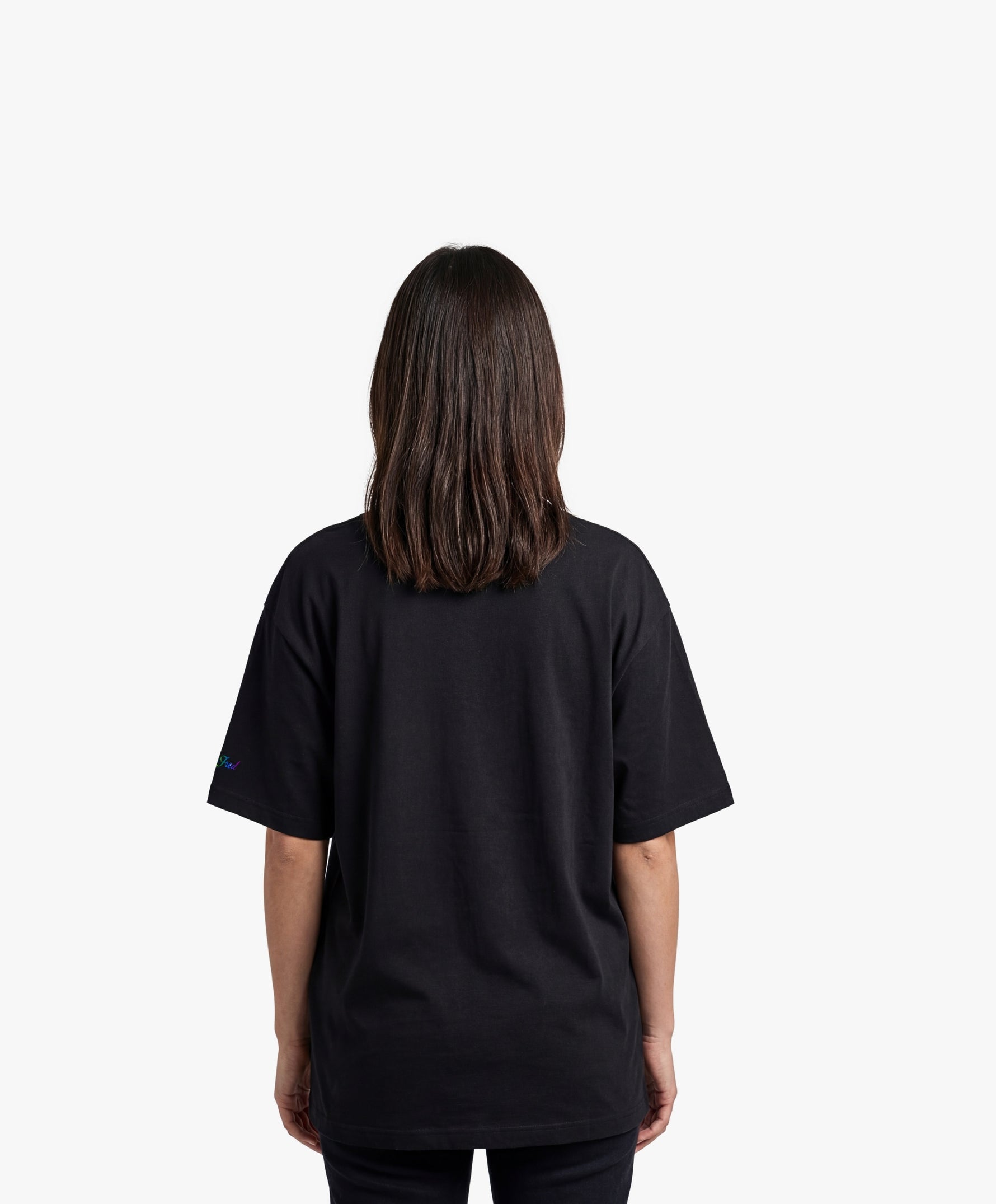 Vue de dos d’une femme portant un t-shirt oversize noir Salut Fred