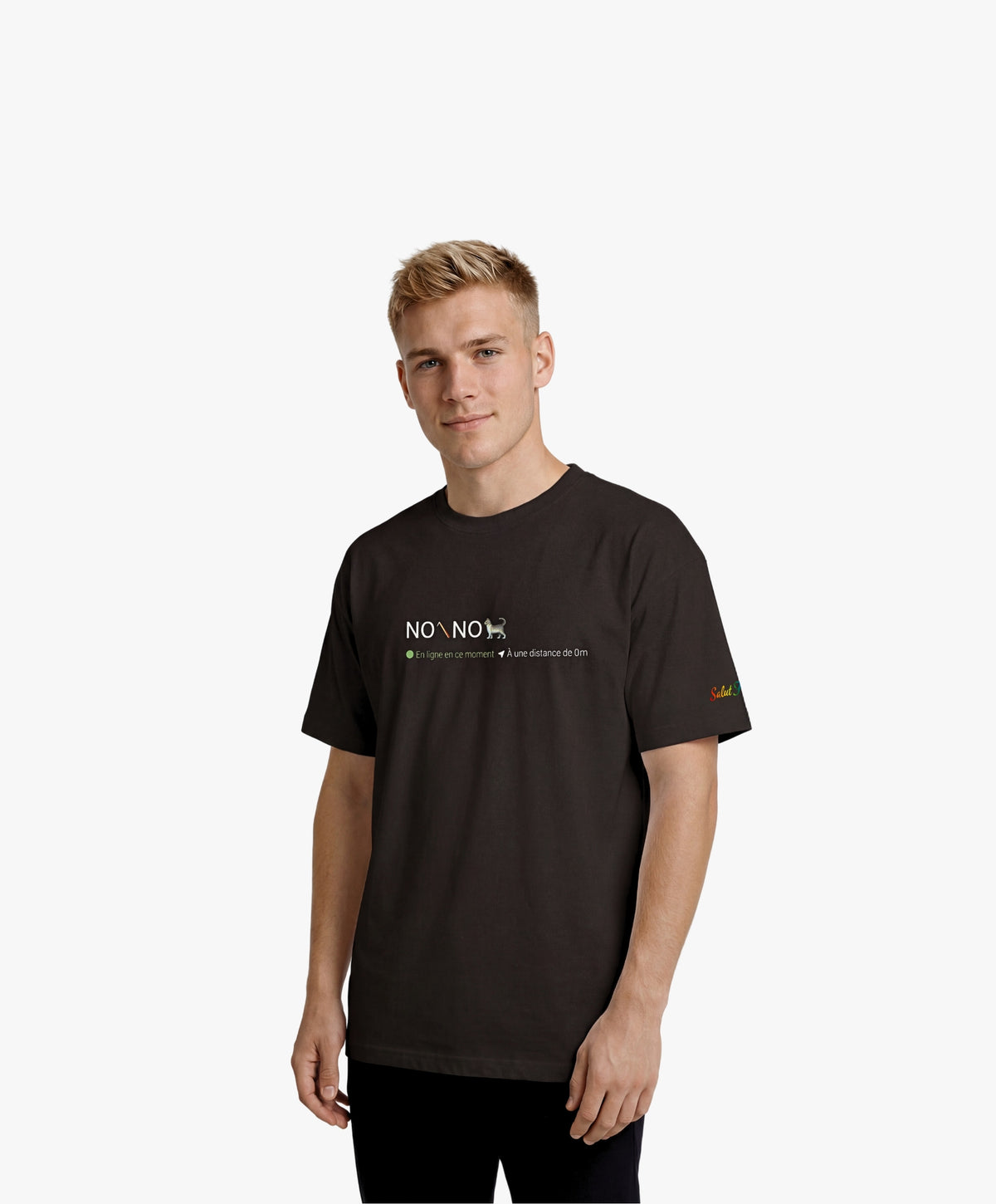 Vue de face d’un homme portant un t-shirt oversize noir Salut Fred avec motif « No pic No Chat(te) », où « pic » et « Chat(te) » sont représentés par des emojis, et logo Salut Fred arc-en-ciel sur la manche gauche