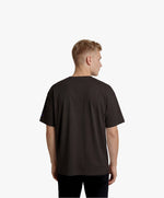 Vue de dos d’un homme portant un t-shirt oversize noir Salut Fred