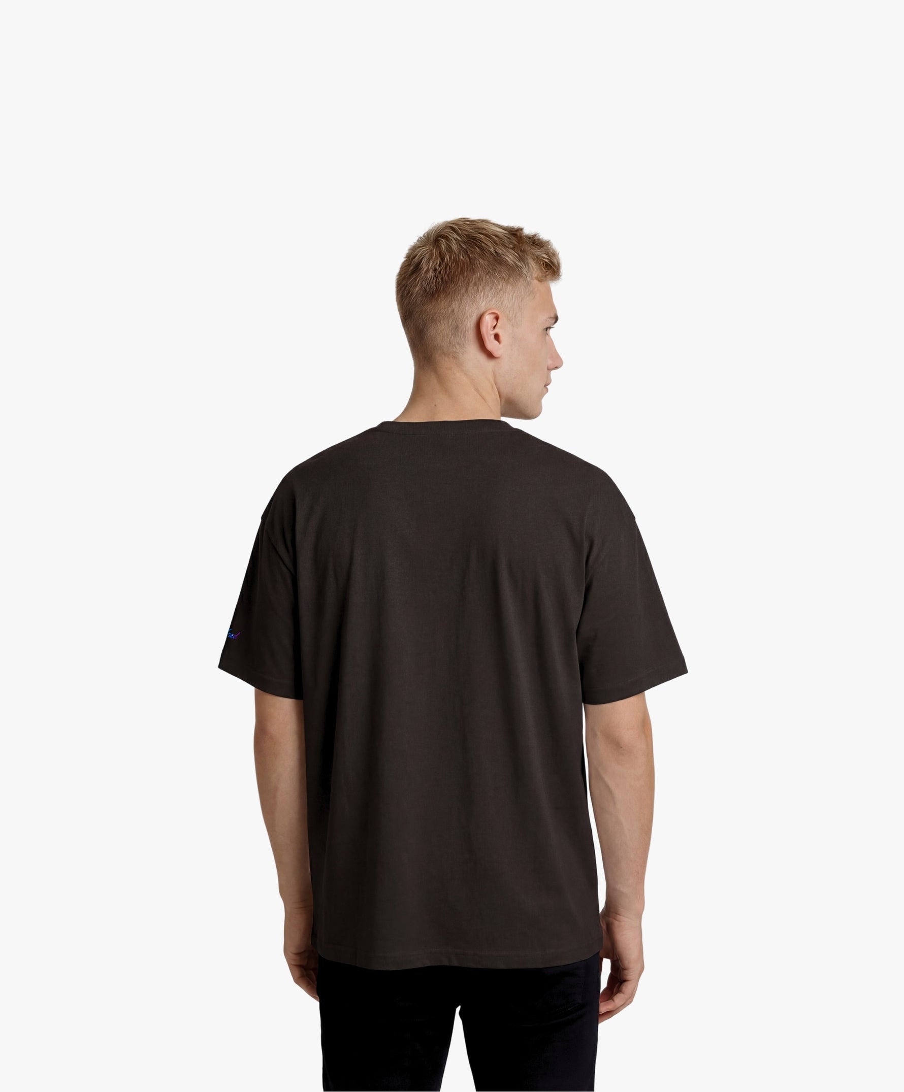 Vue de dos d’un homme portant un t-shirt oversize noir Salut Fred