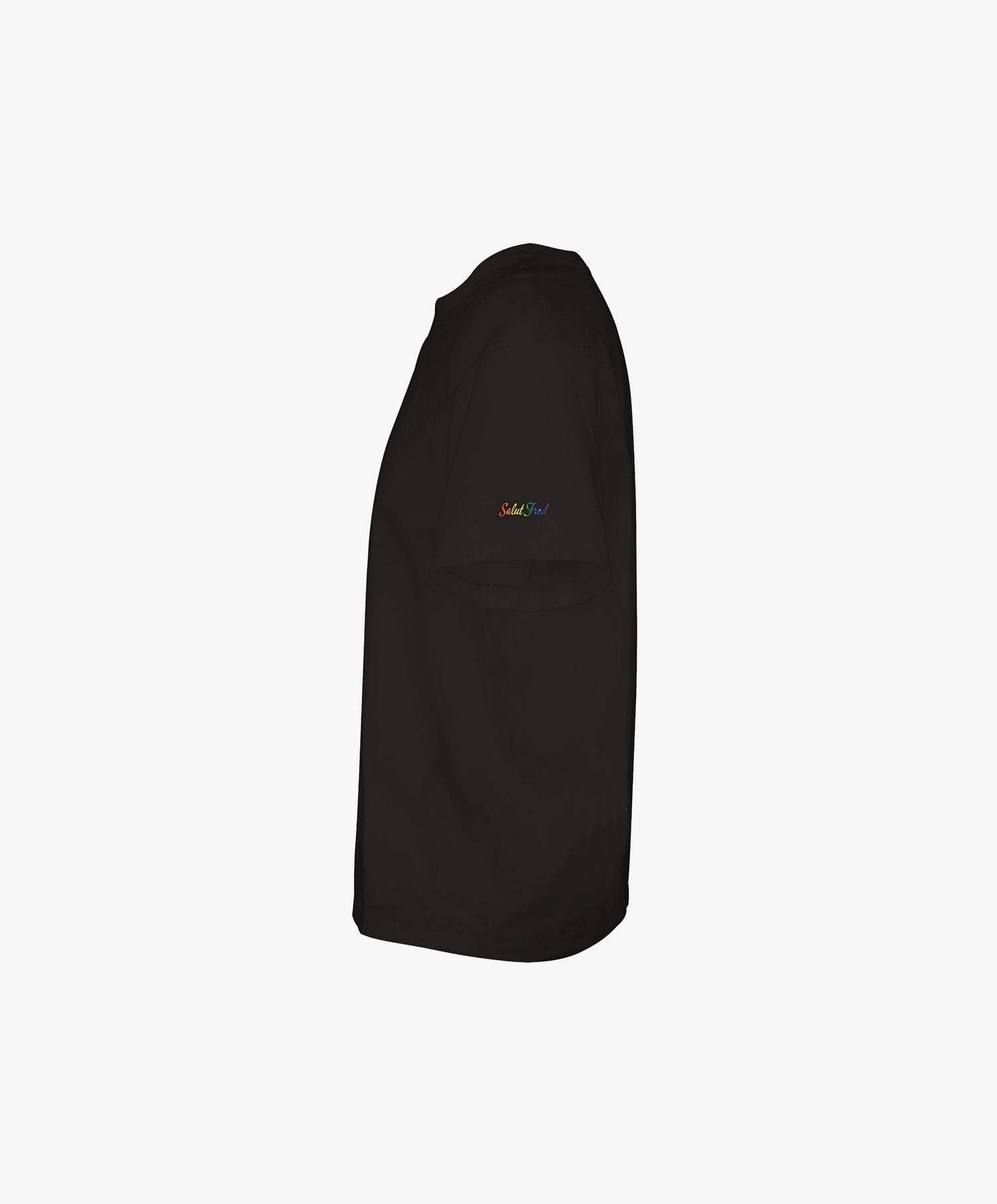 Vue côté gauche du t-shirt oversize noir Salut Fred de la collection « This is not woke. You are just a dick. » avec logo Salut Fred arc-en-ciel imprimé sur la manche gauche