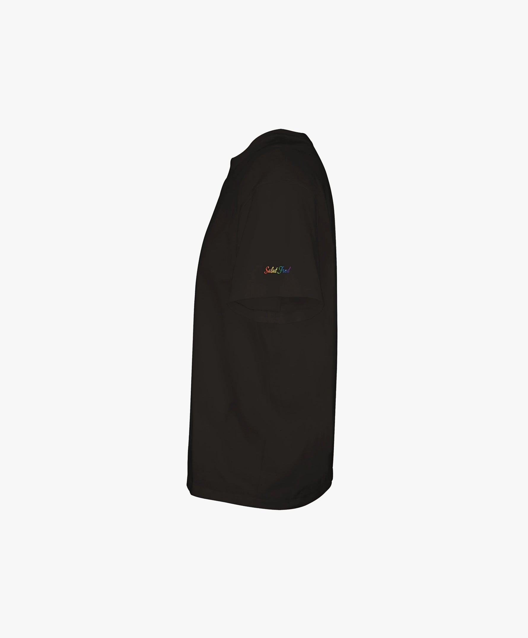 Vue côté gauche du t-shirt oversize noir Salut Fred de la collection « This is not woke. You are just a dick. » avec logo Salut Fred arc-en-ciel imprimé sur la manche gauche