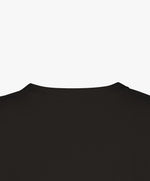 Vue extérieure du col du t-shirt oversize noir Salut Fred de la collection « This is not woke. You are just a dick. »