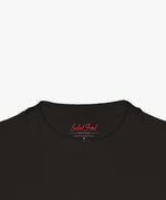 Vue intérieure du col du t-shirt oversize noir Salut Fred de la collection « This is not woke. You are just a dick. »