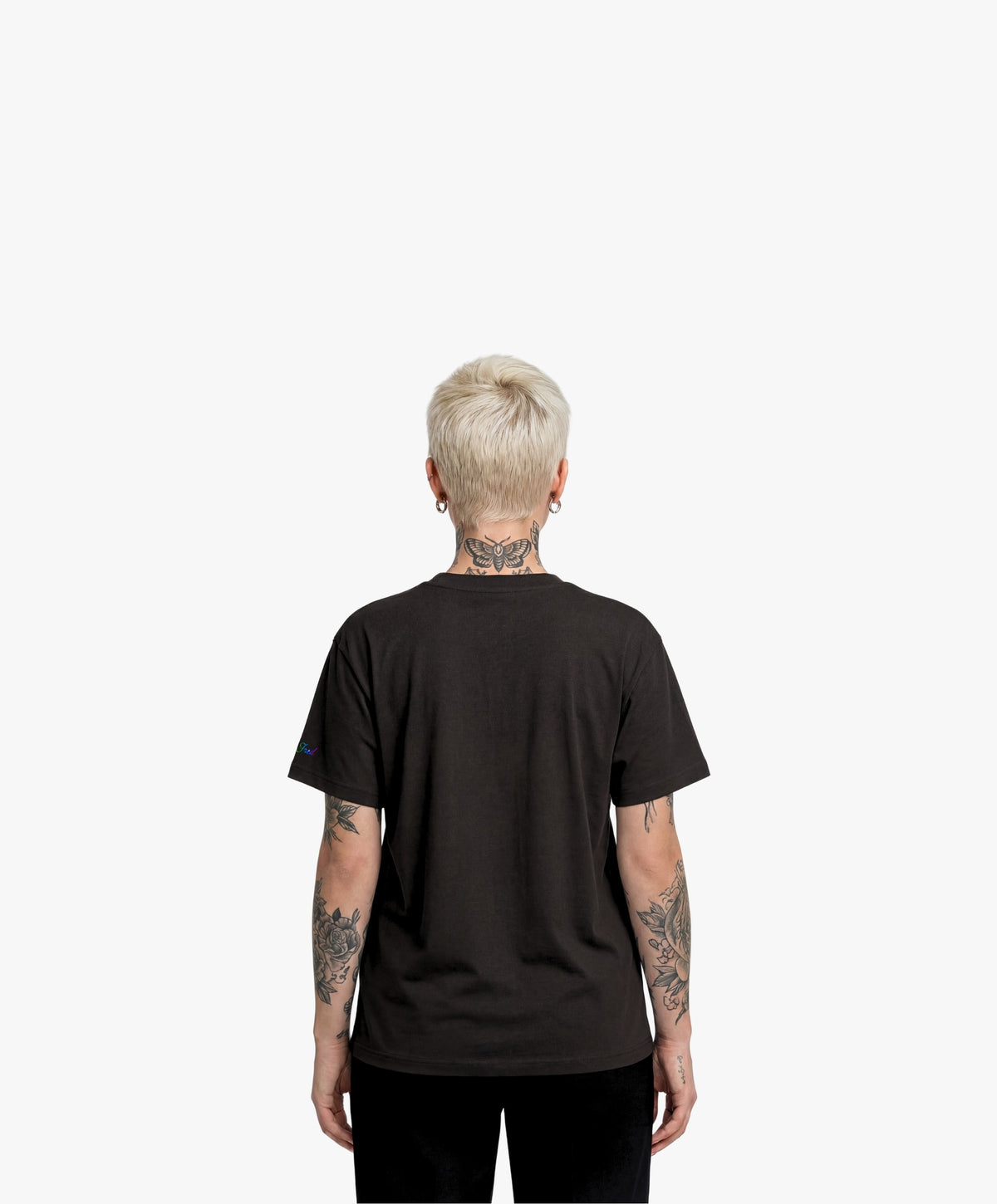 Vue de dos d’une femme portant un t-shirt oversize noir Salut Fred de la collection « This is not woke. You are just a dick. »