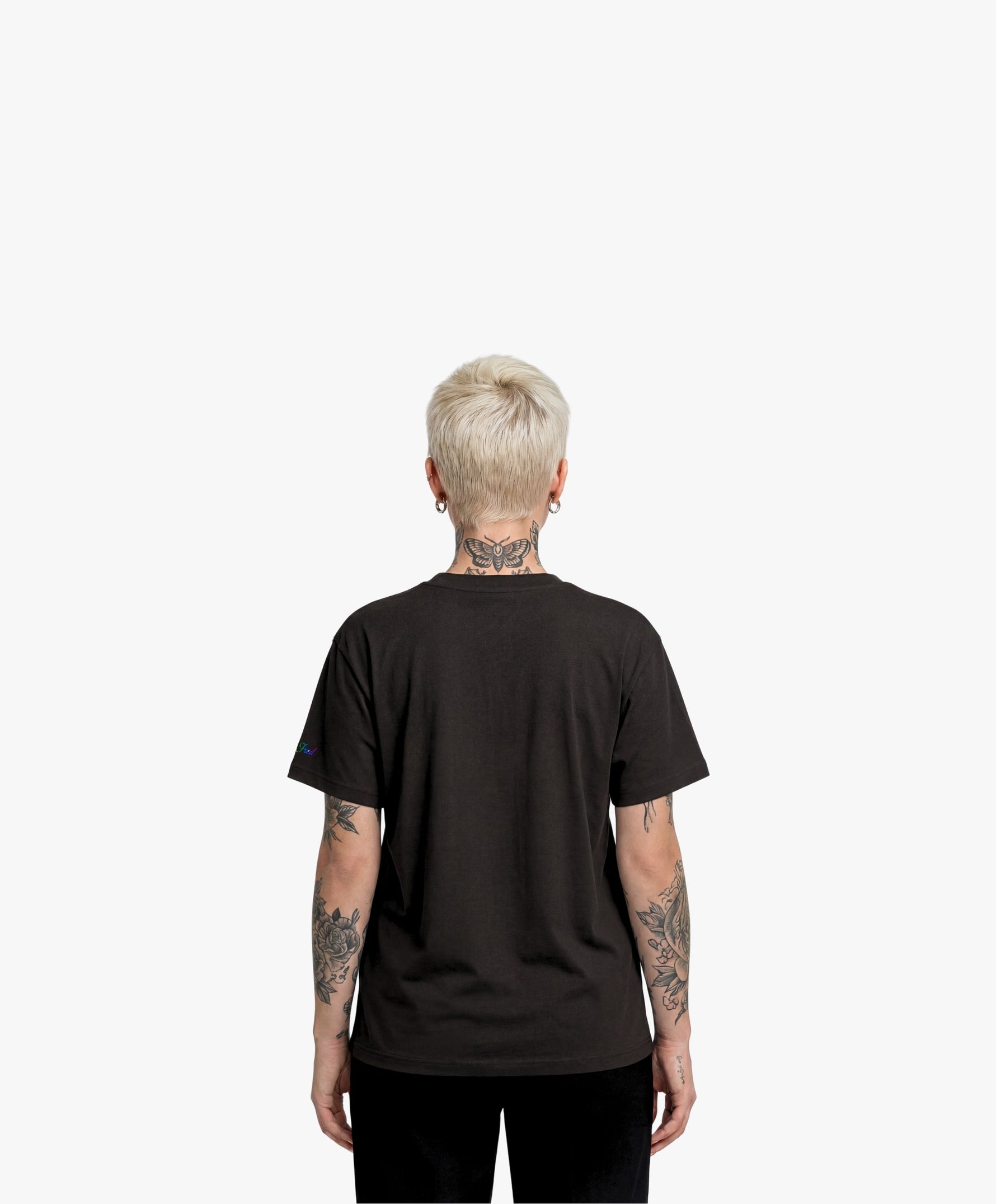 Vue de dos d’une femme portant un t-shirt oversize noir Salut Fred de la collection « This is not woke. You are just a dick. »