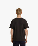 Vue de dos d’un homme portant un t-shirt oversize noir Salut Fred de la collection « This is not woke. You are just a dick. »